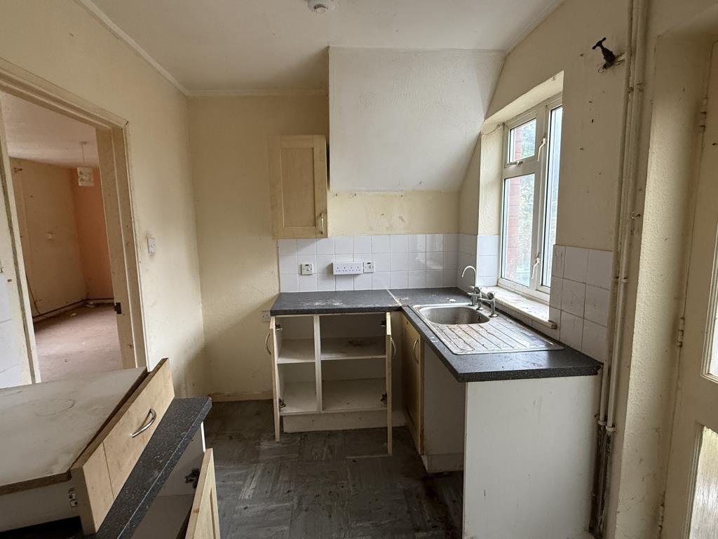 Lot: 129 - HOUSE IN NEED OF REFURBISHMENT - Kitchen in Semi in need of Refurbishment